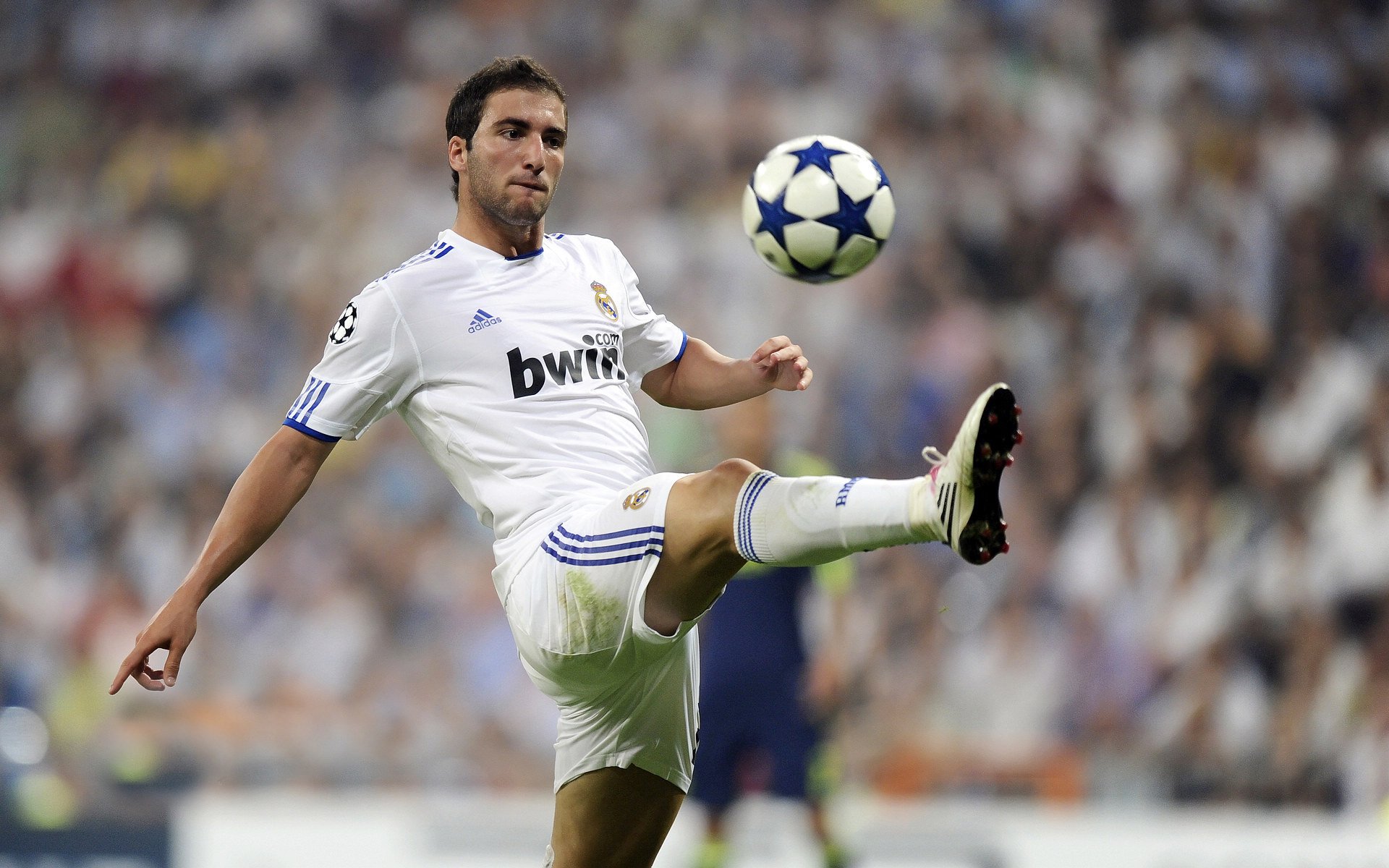 FIFA Online职业联赛总决赛 大巴黎名宿线上颁发冠军奖杯